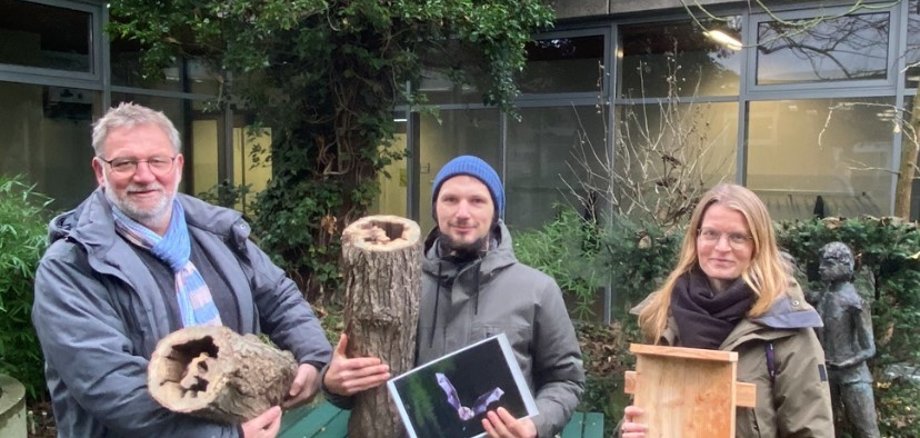 Auf dem Bild v.l.n.r.: Ralf Deupmann (Sachgebietsleiter Grün am Baubetriebshof der Stadt Emsdetten), Alexander Schlüter sowie Dajana Prinz (Umweltmanagerin der Stadt Emsdetten) Auf dem Bild v.l.n.r.: Ralf Deupmann (Sachgebietsleiter Grün am Baubetriebshof der Stadt Emsdetten), Alexander Schlüter sowie Dajana Prinz (Umweltmanagerin der Stadt Emsdetten)